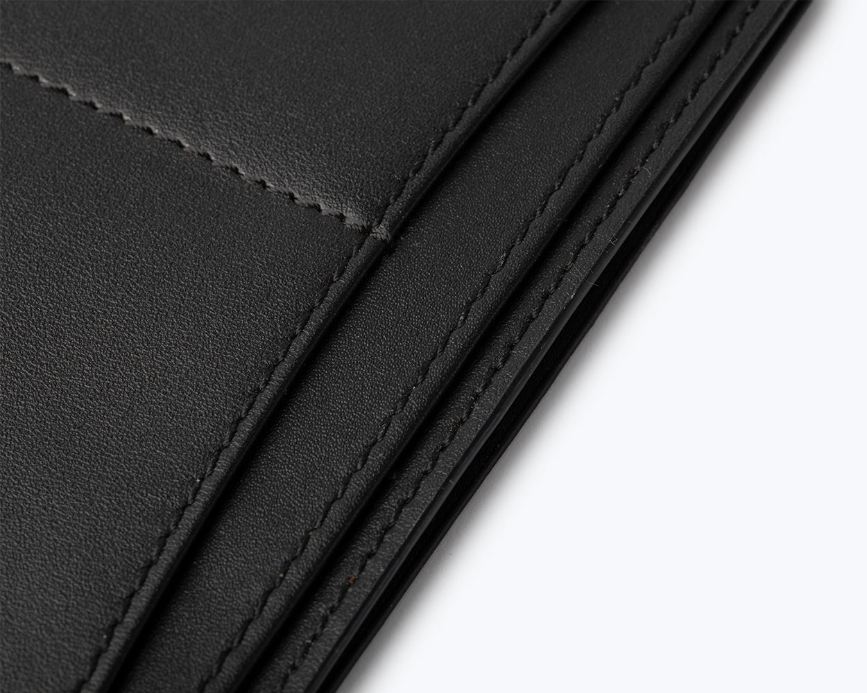 REISEPASSHÜLLE AUS LEDER – DIE ESSENTIAL-KOLLEKTION
