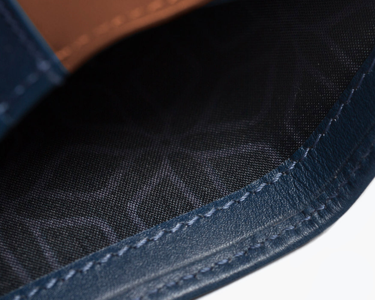 GELDBÖRSE AUS LEDER – DIE ESSENTIAL-KOLLEKTION