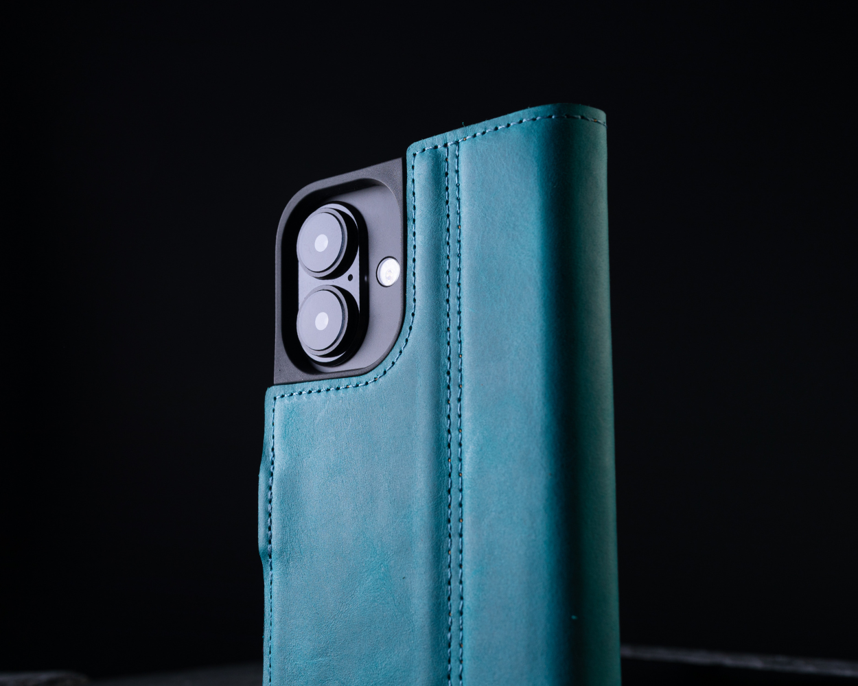 Apple iPhone 16 Plus - Vintage Leather Wallet